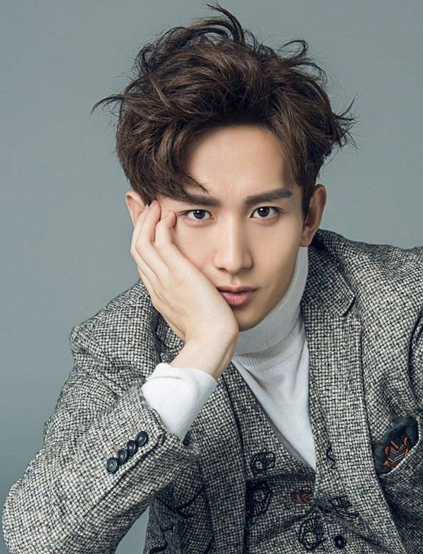 演员成毅杂志写真照片 演绎别样的慵懒午后