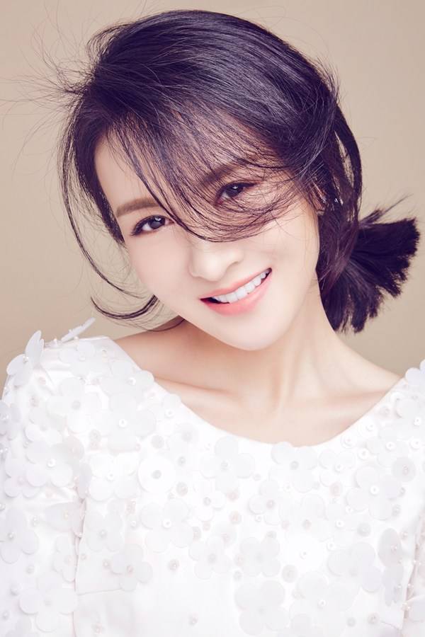 演员郑逸桐写真图片 雅致长裙自然随性