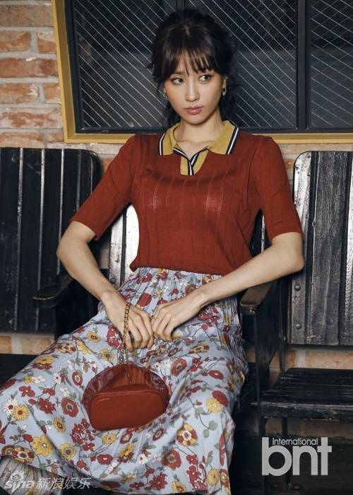 韩星朴河宣春装时尚写真 复古迷人露美腿