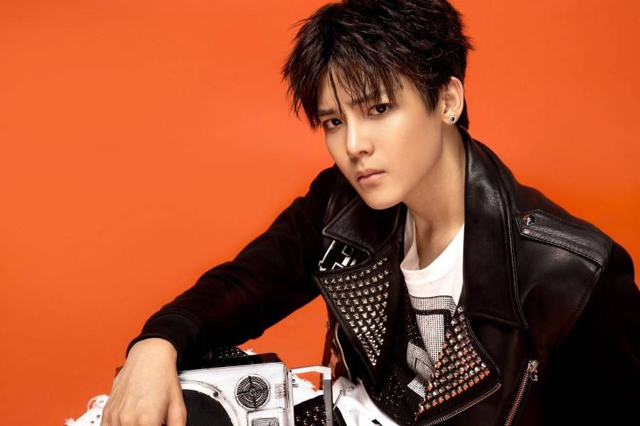 侯明昊酷帅写真大片 冷眸俊颜碰撞浓烈色彩