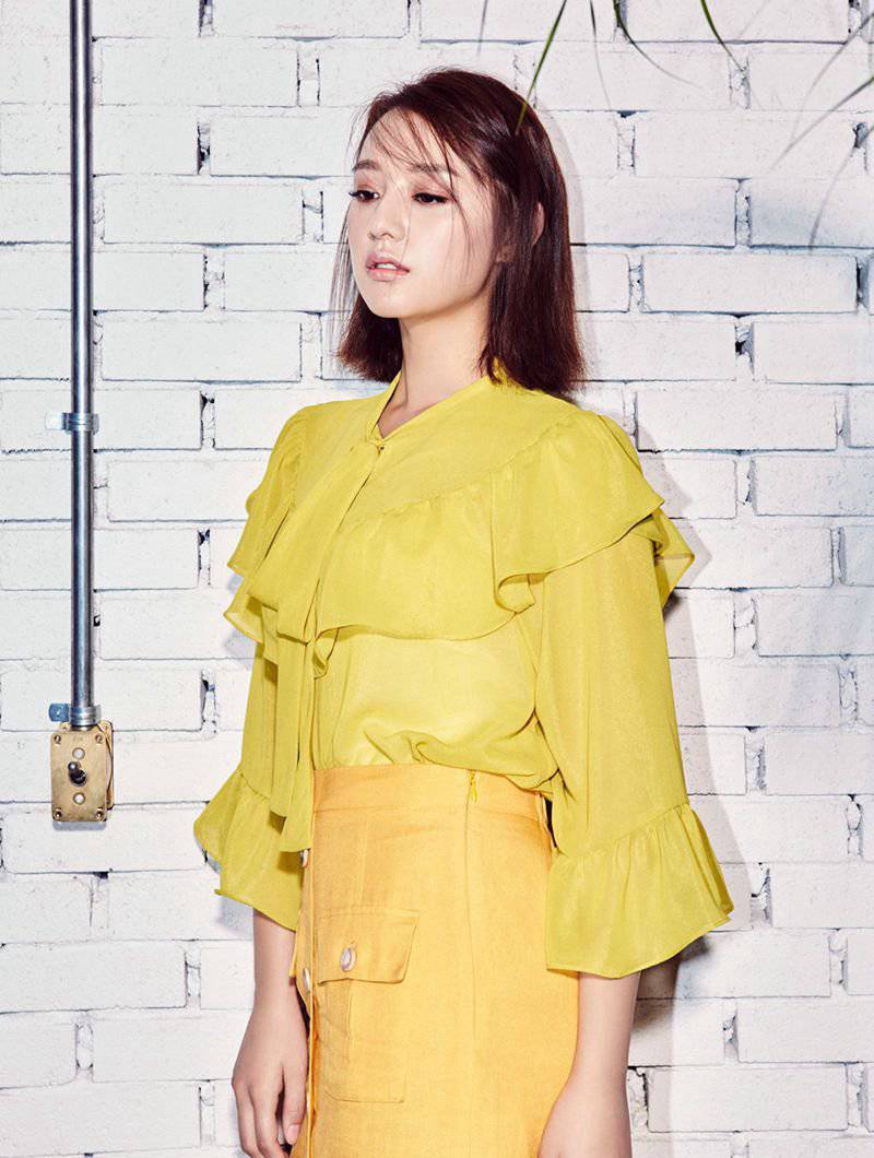 金智媛短发精美写真曝光 手捧鲜花变身气质女神