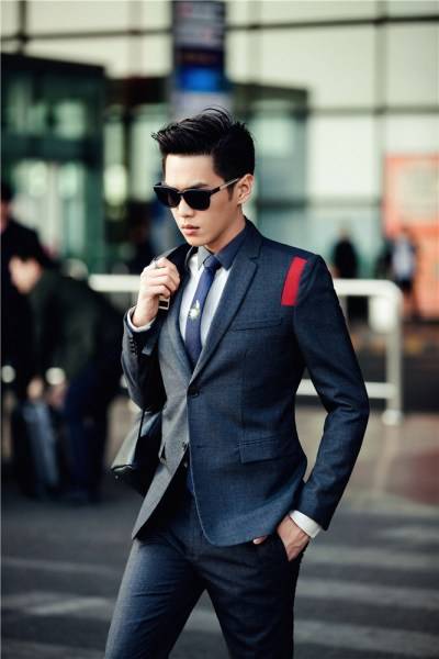 演员张若昀杂志写真 西装革履街拍范十足