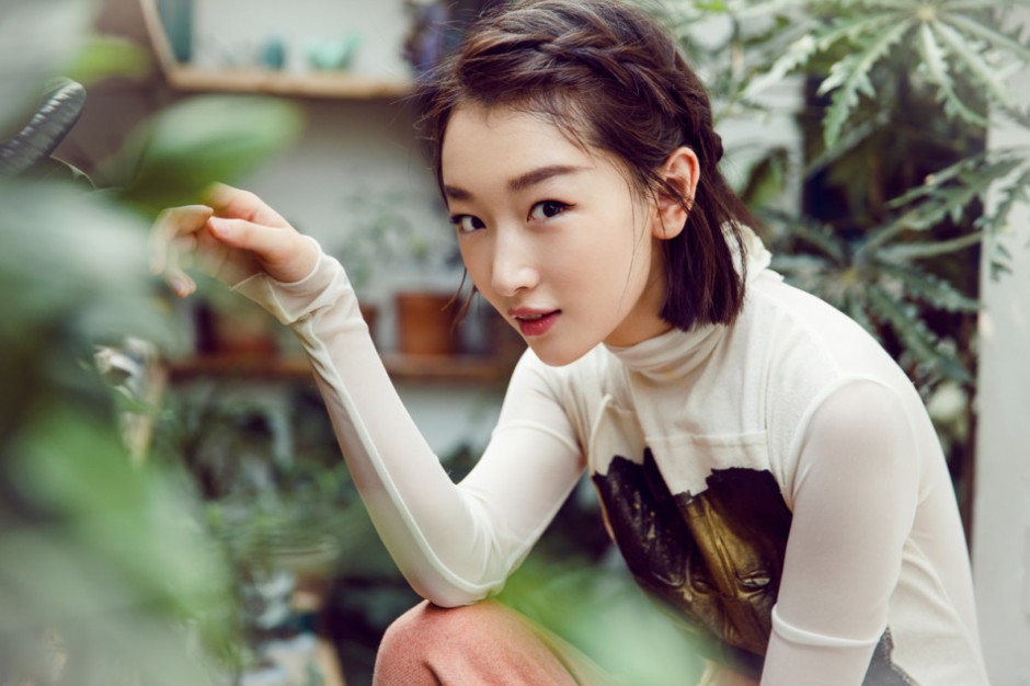 周冬雨短发时尚写真曝光 大玩拼色单品俏皮可爱