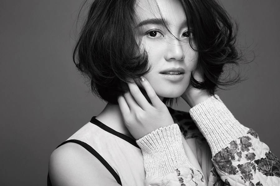 主持人朱丹黑白写真 一身迷彩服上演侧颜杀