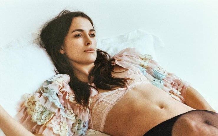 凯拉&middot;奈特莉性感写真图片 半裸摸胸气质冷艳