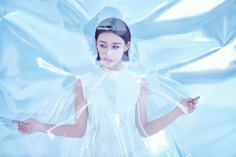 贾青时尚写真大片 造型炫酷未来感十足