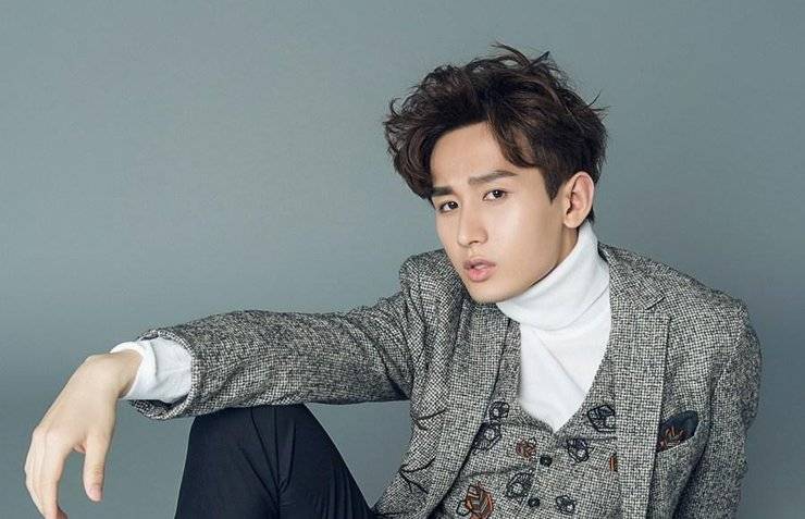 演员成毅杂志写真照片 演绎别样的慵懒午后