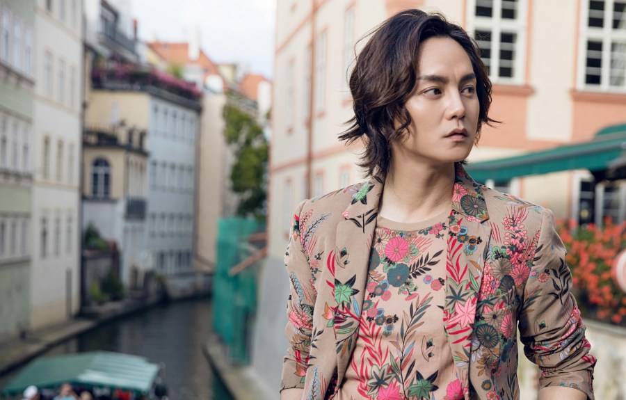 演员尹正时尚写真曝光 布拉格街拍演绎浪漫风情