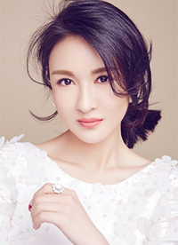 演员郑逸桐写真图片 雅致长裙自然随性”