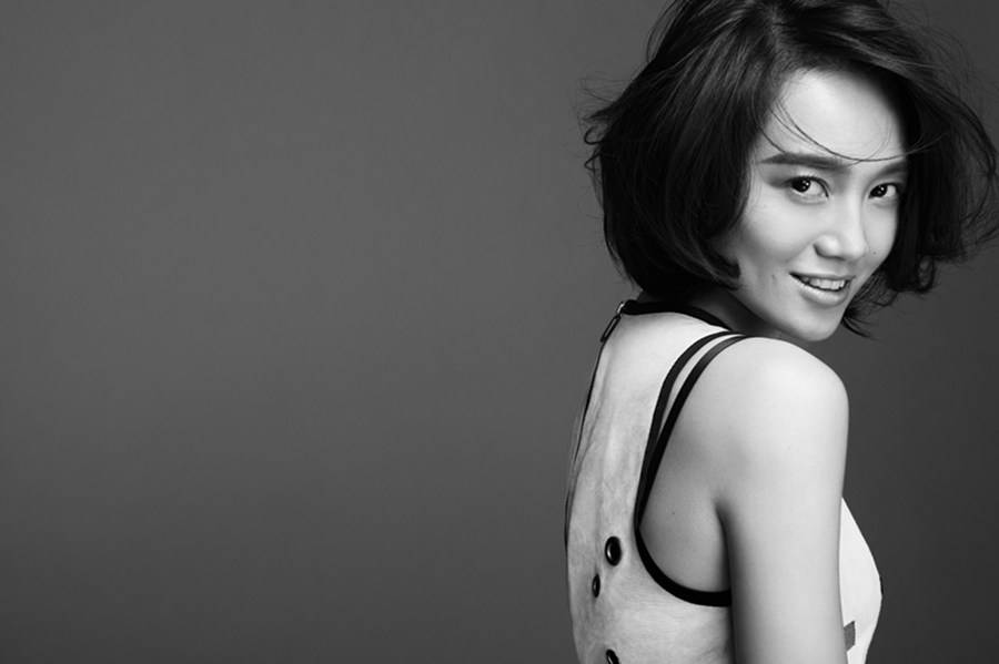 主持人朱丹黑白写真 一身迷彩服上演侧颜杀