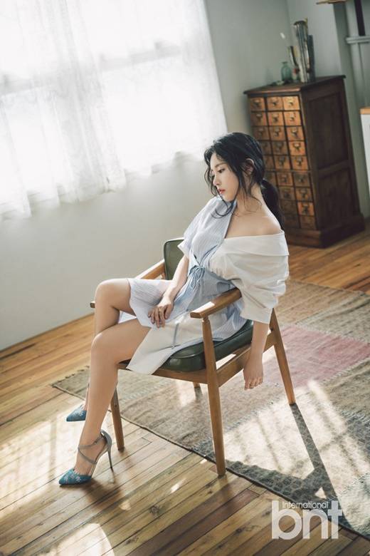 朴昭妍拍摄性感写真图片 香肩细腿身姿撩人