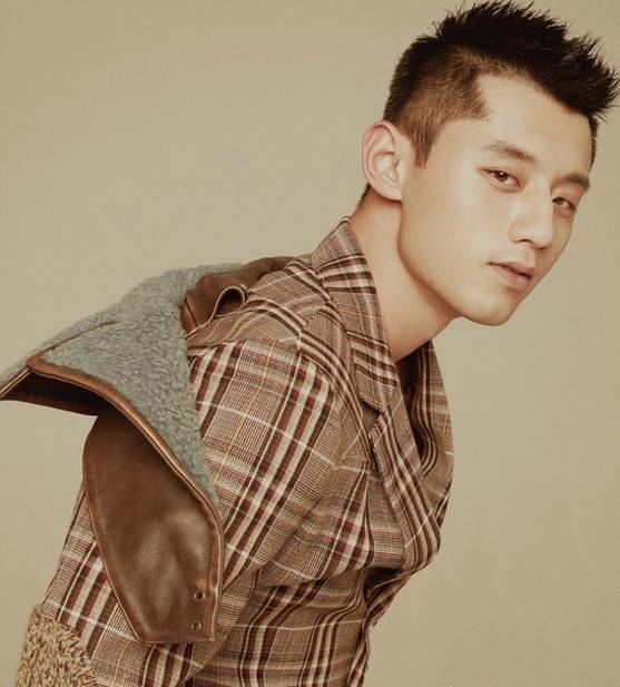 张继科初秋时尚大片曝光 吐舌撩妹帅气不减