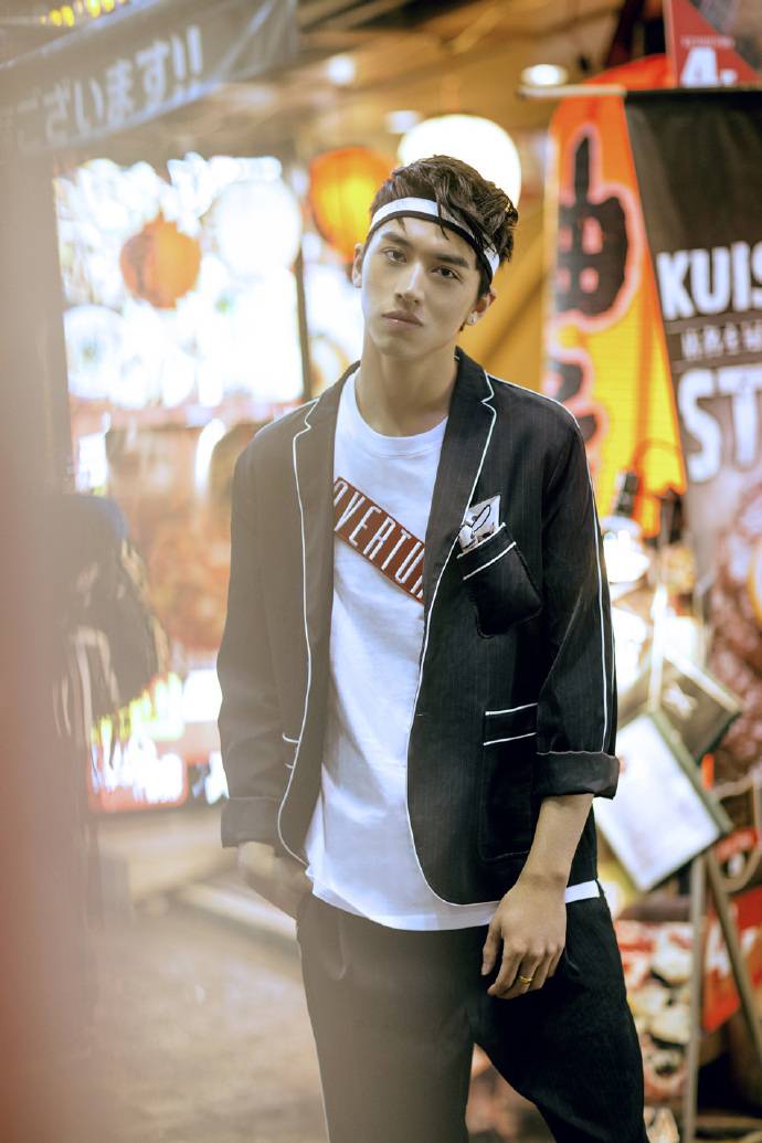 小鲜肉许魏洲时尚画报 眼神杀夺人心魄直击少女心