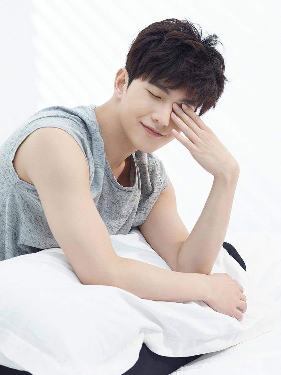 杨洋时尚写真大片 极简造型定格青春模样