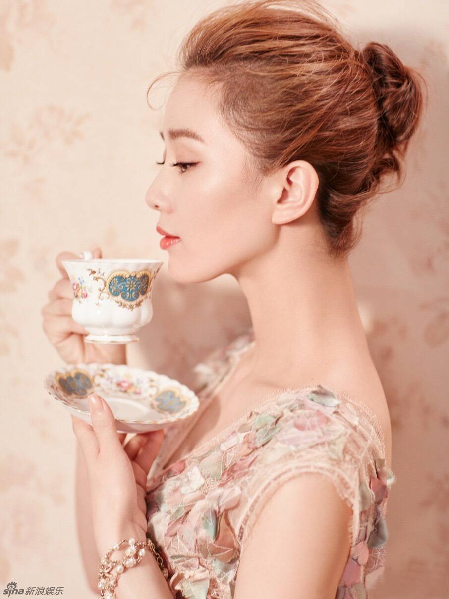 刘诗诗时尚杂志写真大片 粉嫩优雅美到窒息