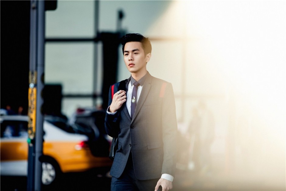 演员张若昀杂志写真 西装革履街拍范十足