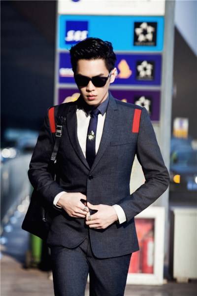 演员张若昀杂志写真 西装革履街拍范十足