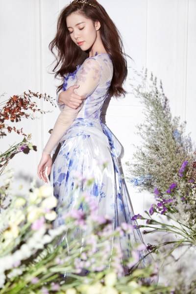 宋妍霏完美侧颜写真曝光 清新少女风仙气十足