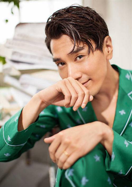 赵又廷时尚写真图片 浓浓秋意显暖男气质