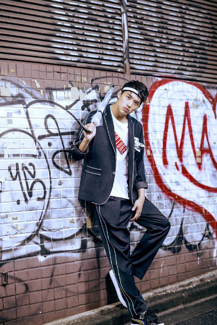 小鲜肉许魏洲时尚画报 眼神杀夺人心魄直击少女心