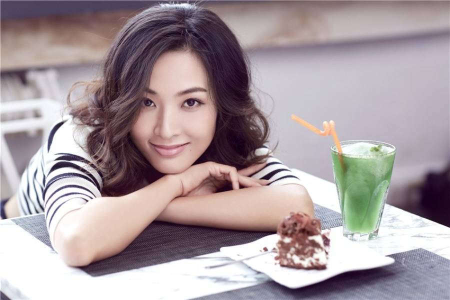 郑罗茜最新写真图片 简洁装扮显熟女范儿