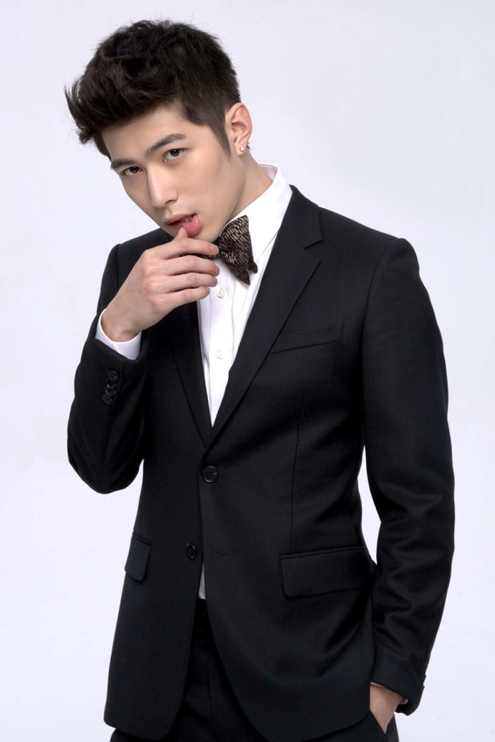 陈学冬黑色西装帅气图片