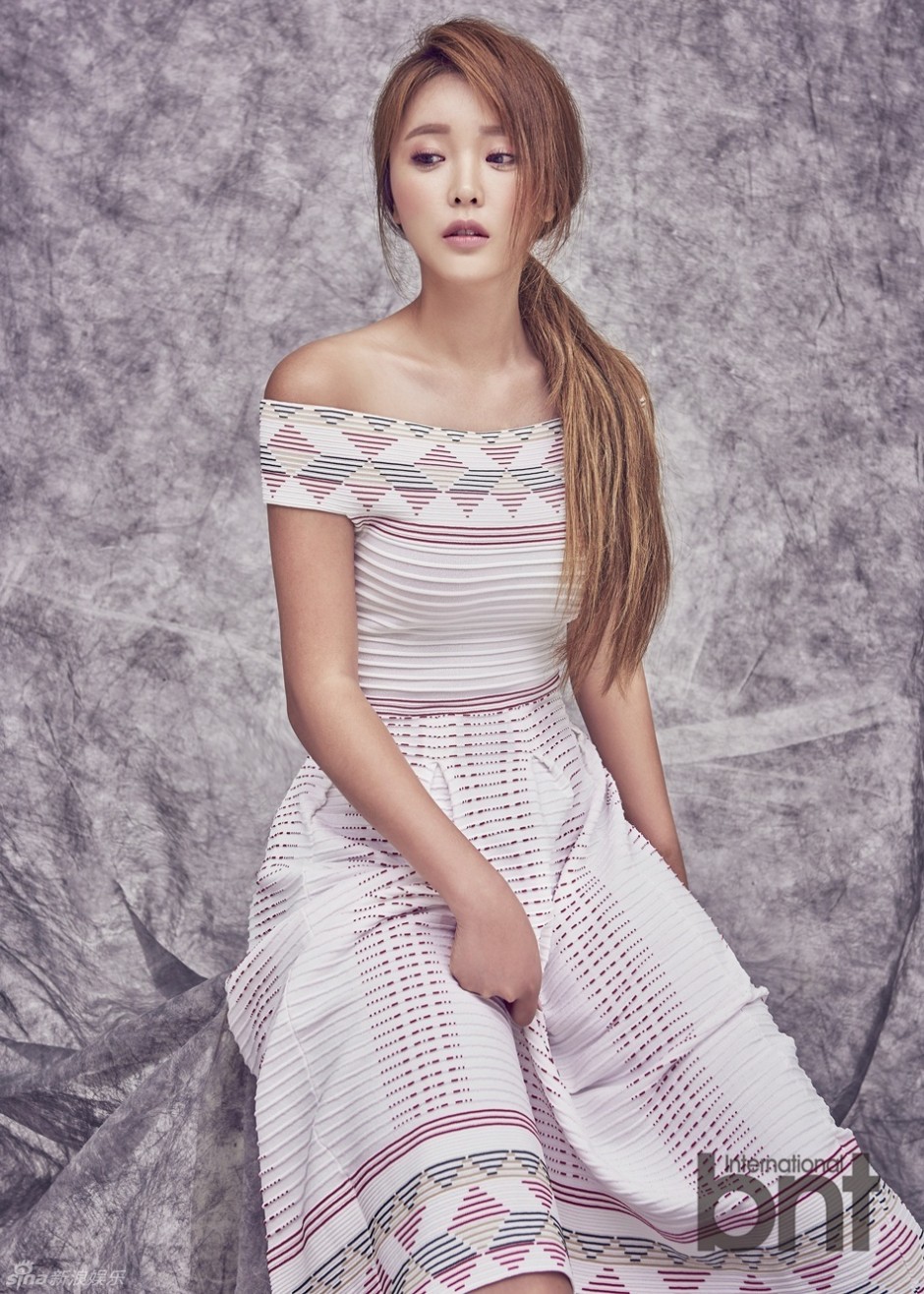 韩星洪真英性感写真合集 小露香肩显迷人身材