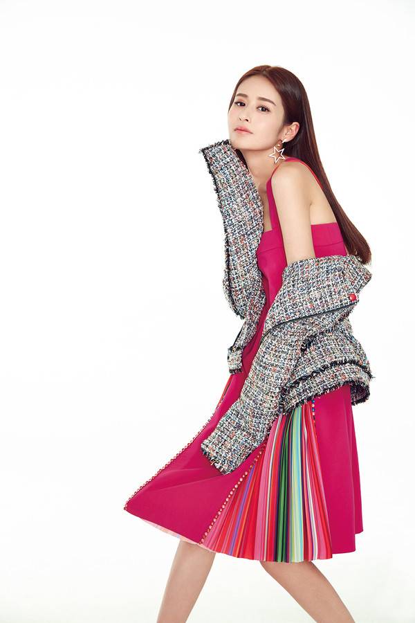 颖儿最新杂志写真 玩转秋日色彩