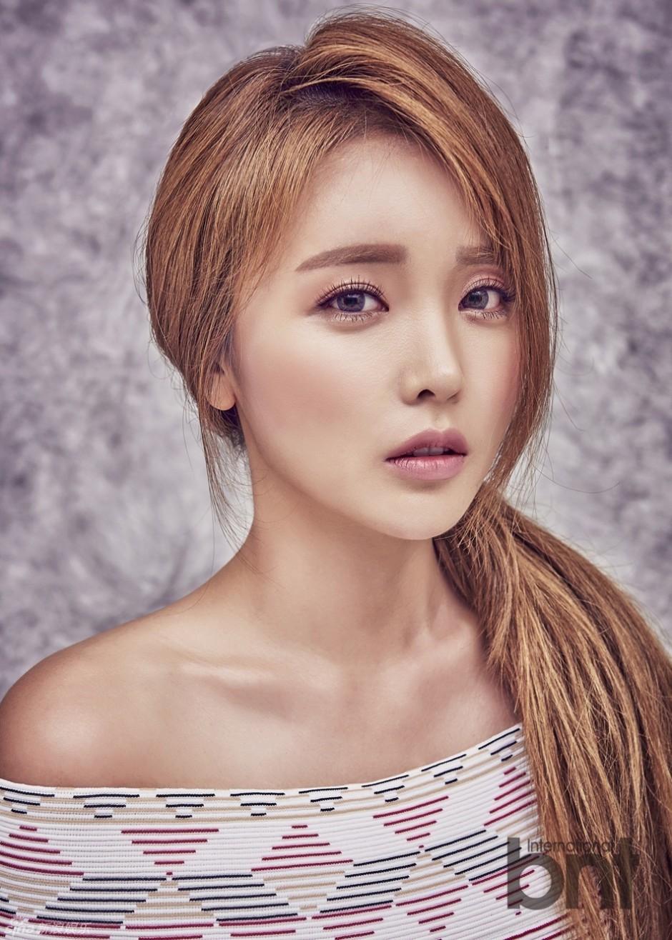 韩星洪真英性感写真合集 小露香肩显迷人身材