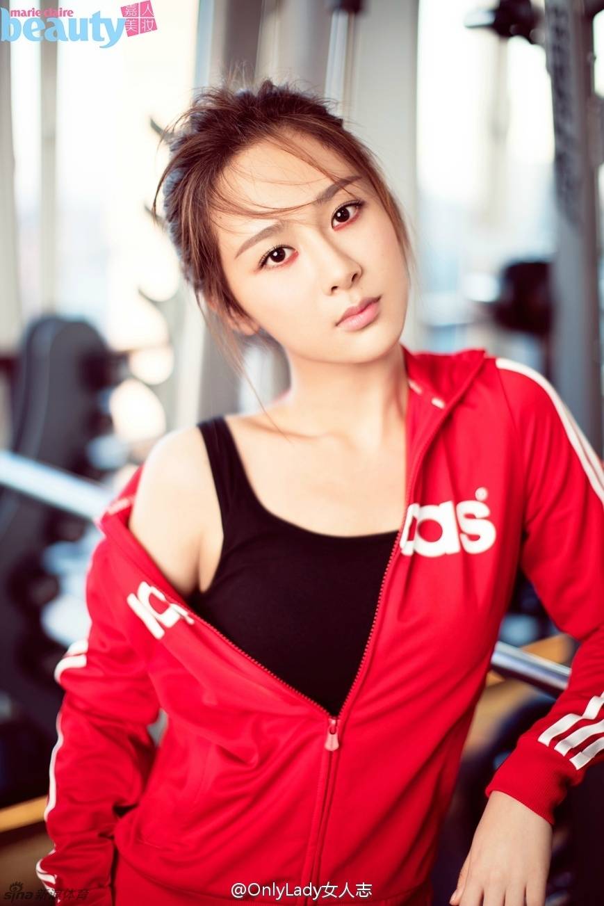 杨紫运动风写真大片 青春洋溢元气妆暖又美