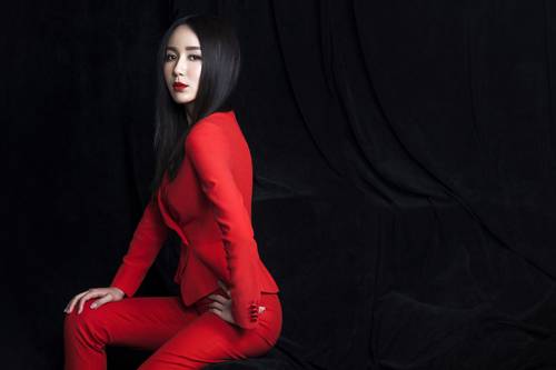 娄艺潇烈焰红唇时尚写真 霸气果敢女王范十足