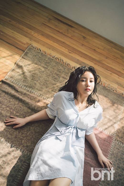 朴昭妍拍摄性感写真图片 香肩细腿身姿撩人