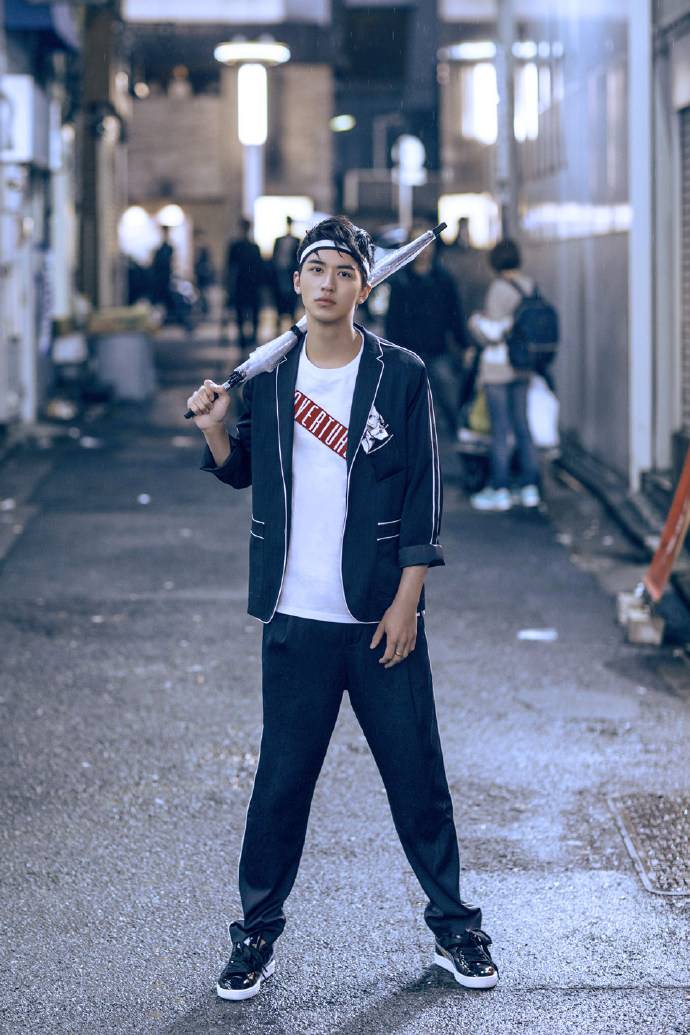 小鲜肉许魏洲时尚画报 眼神杀夺人心魄直击少女心