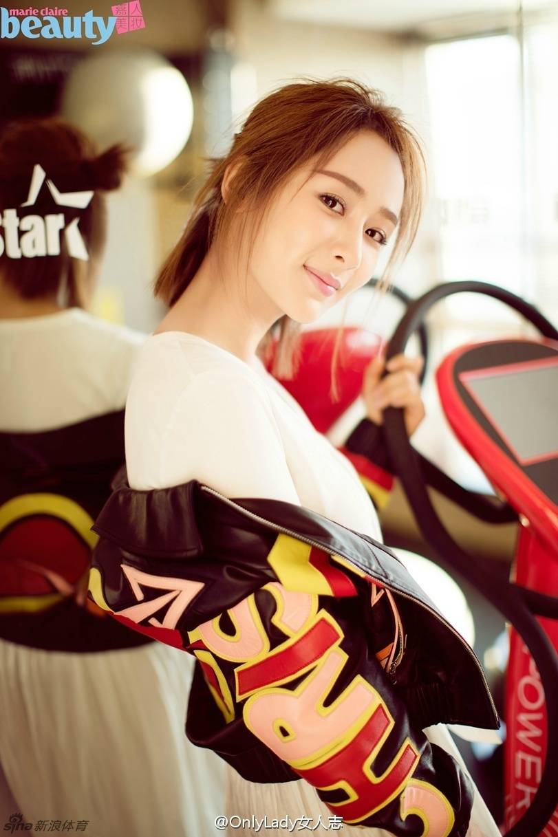 杨紫运动风写真大片 青春洋溢元气妆暖又美