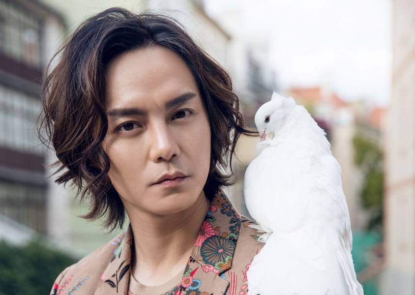 演员尹正时尚写真曝光 布拉格街拍演绎浪漫风情