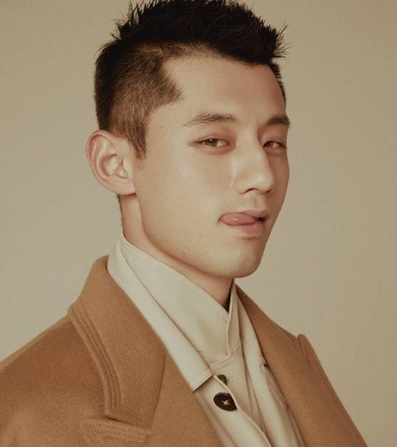 张继科初秋时尚大片曝光 吐舌撩妹帅气不减