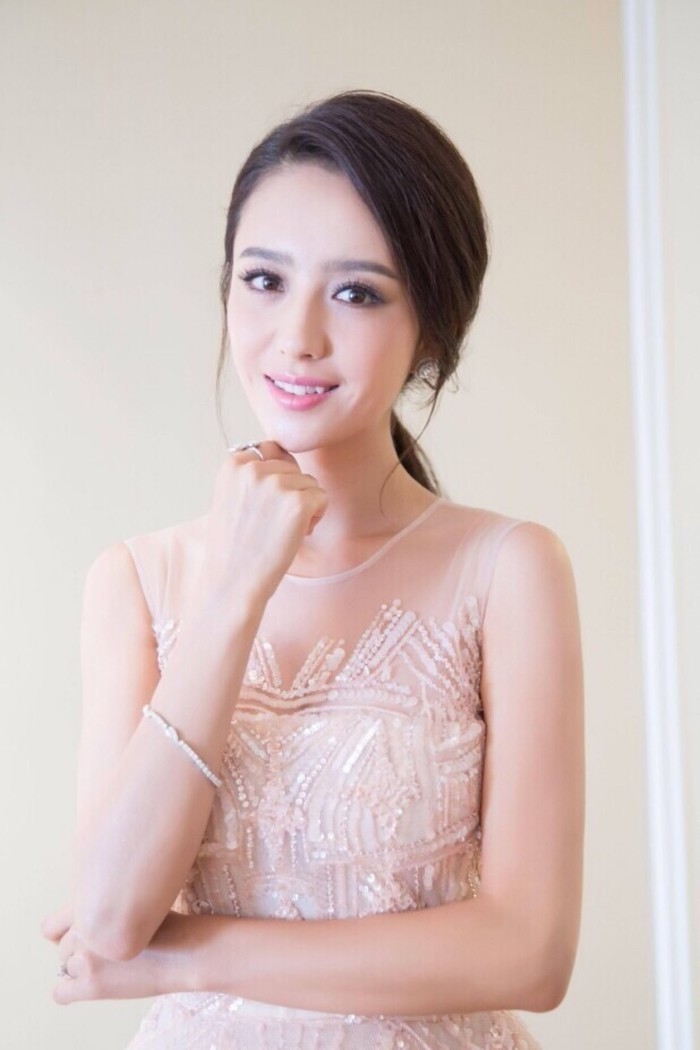 佟丽娅裸色裙妩媚撩人