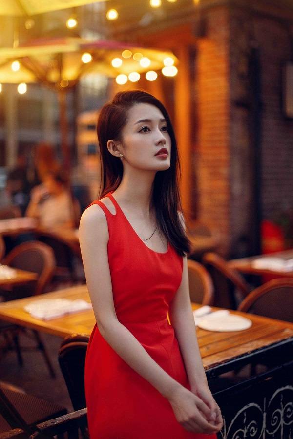 李沁街拍大片曝光 性感优雅不失活泼清丽