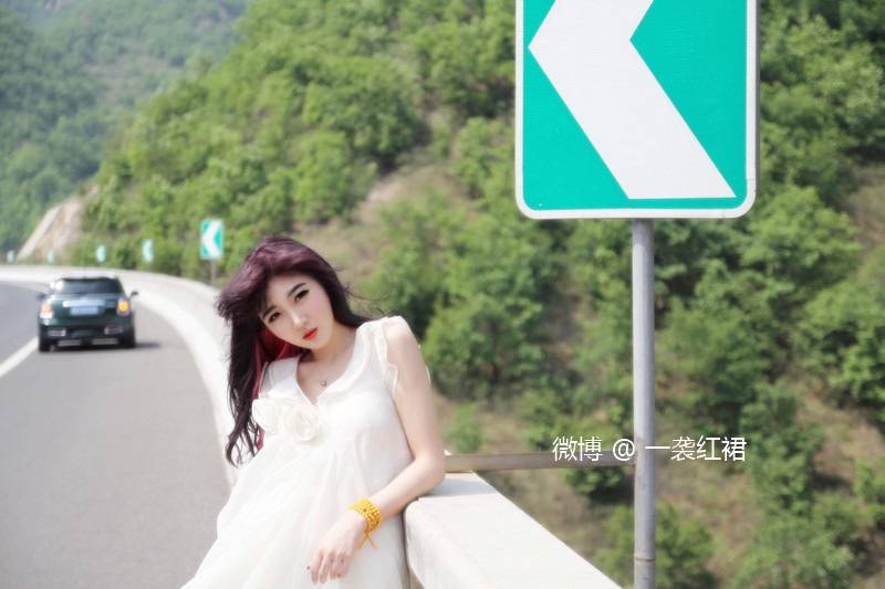 听一袭红裙边打游戏边跟你掰扯情感法律知识