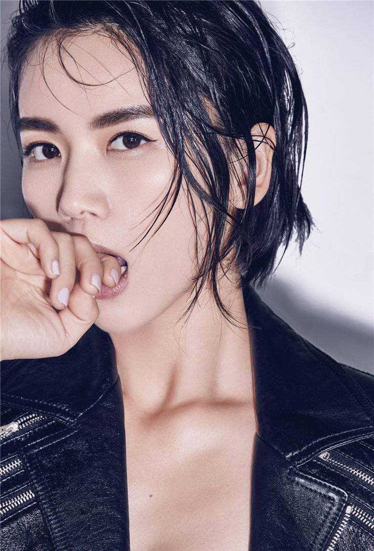 曹曦文黑西装魅力写真 真空出镜性感十足