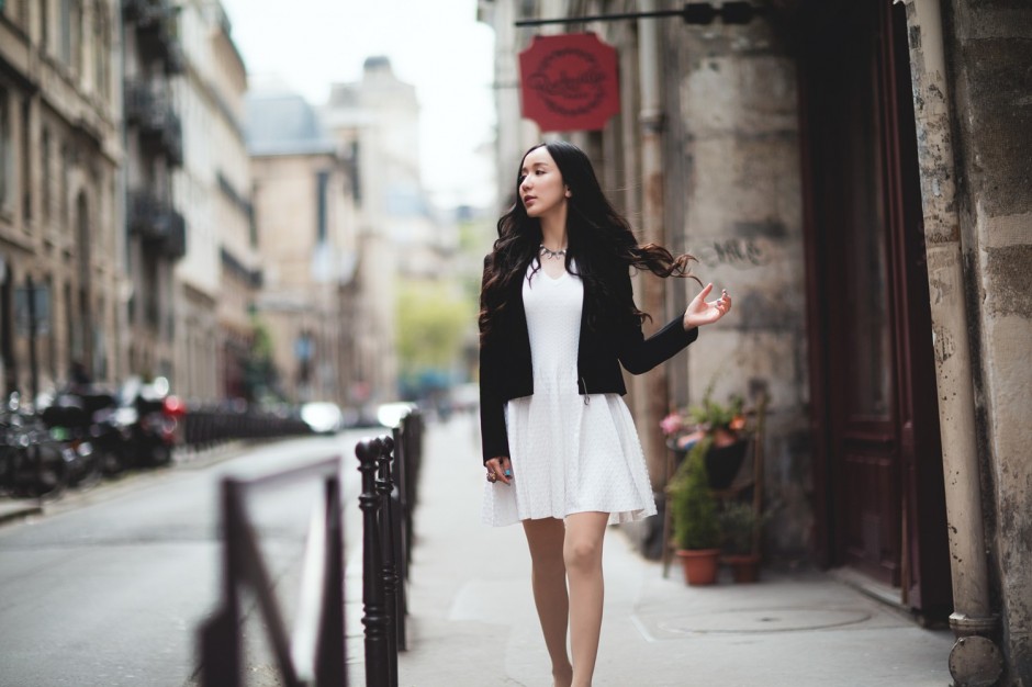 娄艺潇街拍Look简单随性 撩发微笑灿烂迷人