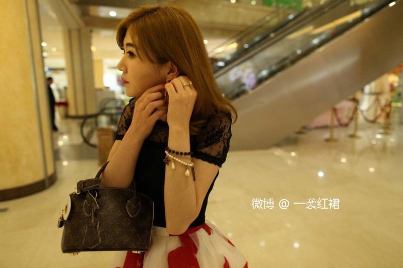 听一袭红裙边打游戏边跟你掰扯情感法律知识