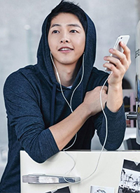 宋仲基最新写真照曝光 化身爱狗帅气宅男