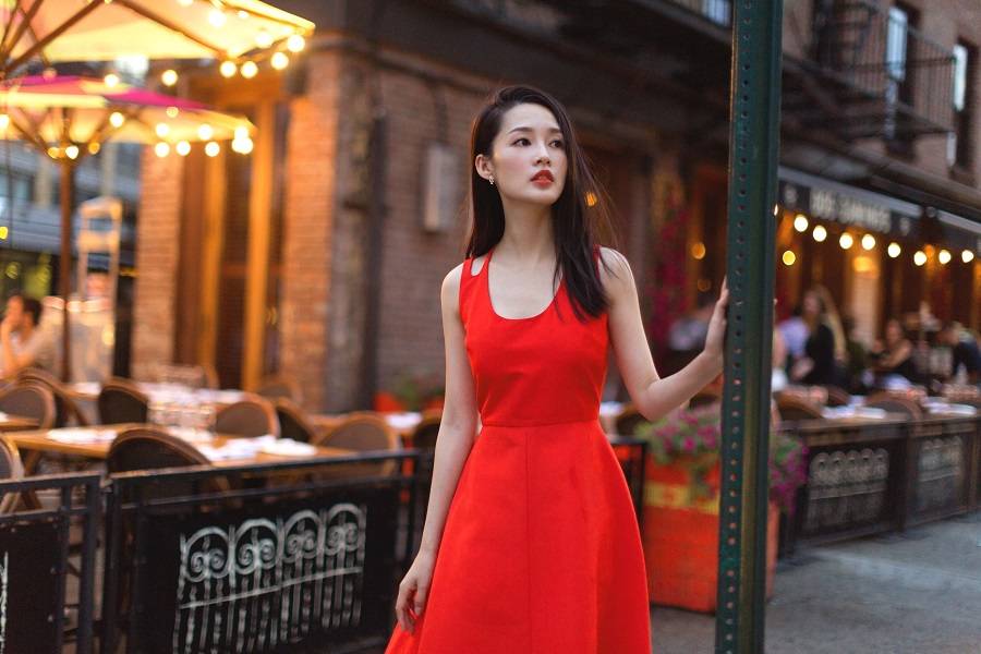 李沁街拍大片曝光 性感优雅不失活泼清丽