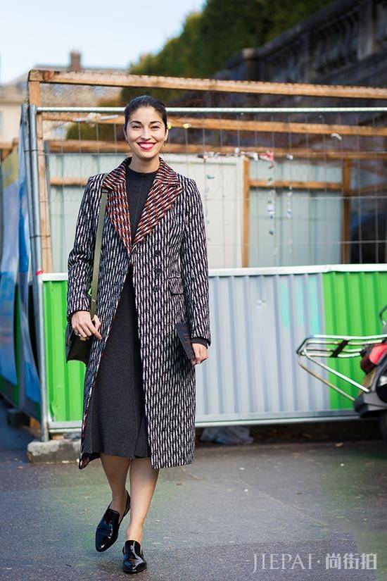 潮流街拍达人教你大衣配裙子这样穿最时髦