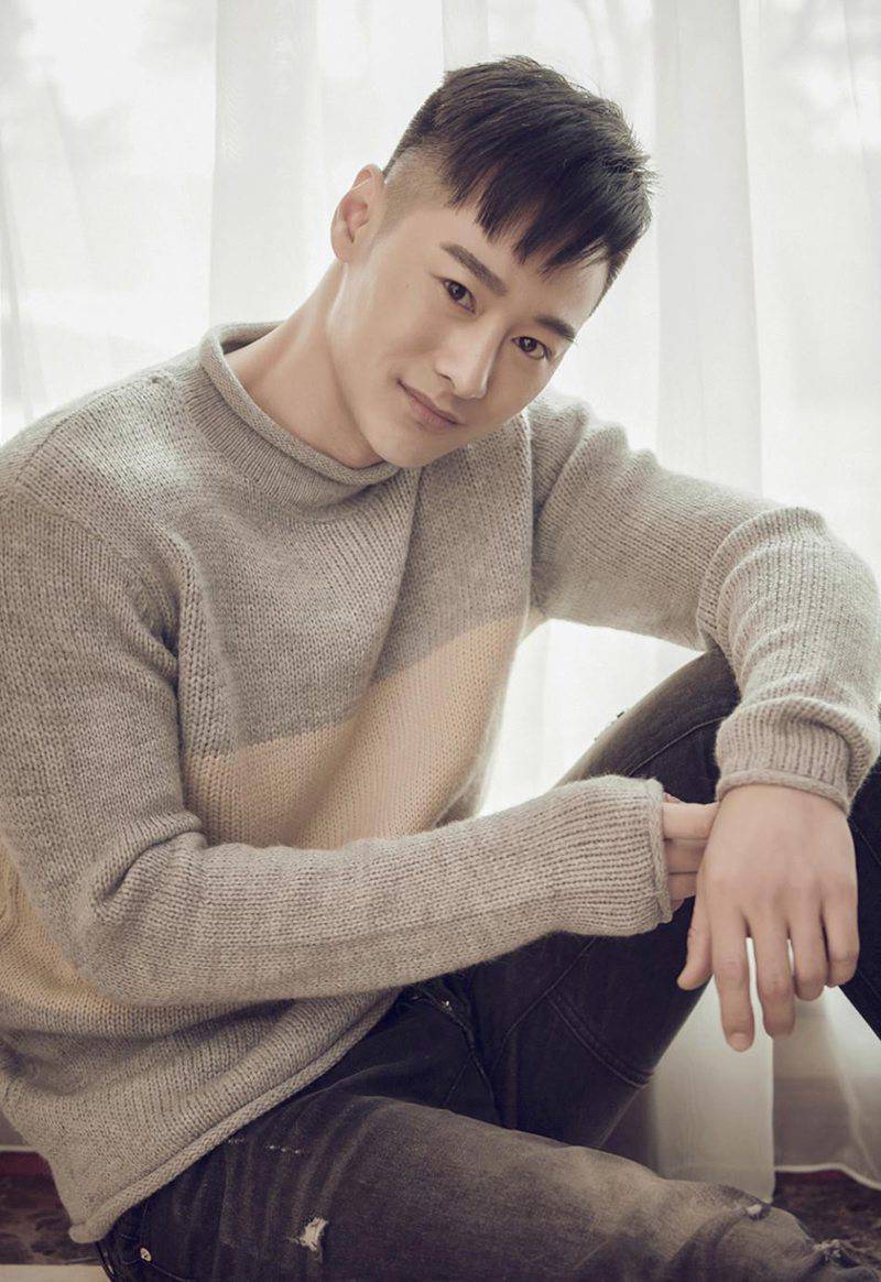 演员亓航午后家居写真集曝光 散发邻家气息