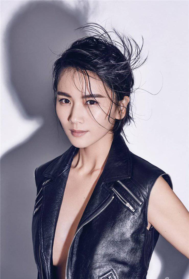 曹曦文黑西装魅力写真 真空出镜性感十足