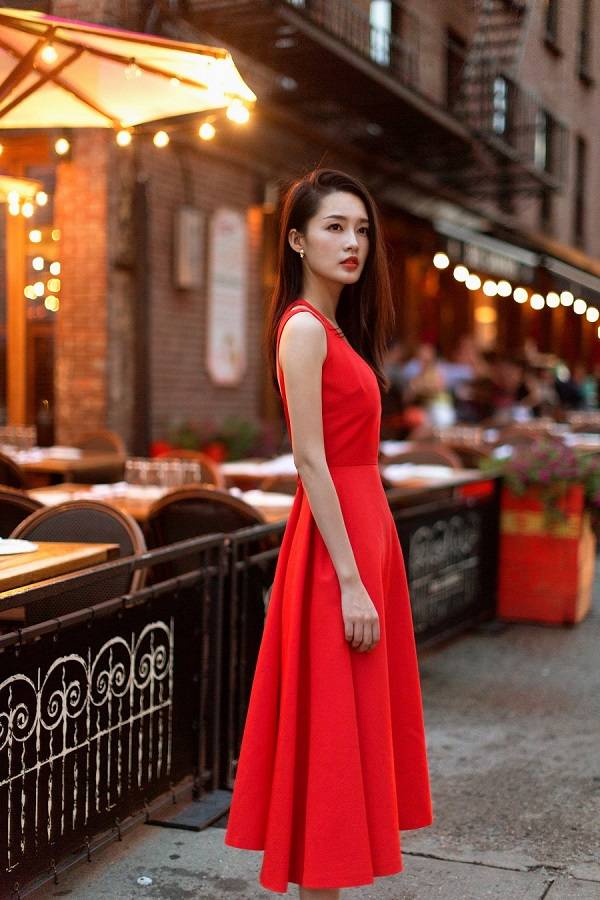 李沁街拍大片曝光 性感优雅不失活泼清丽