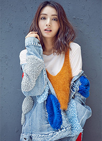 “人鱼公主”麦迪娜时尚街拍 演绎冬日少女混搭