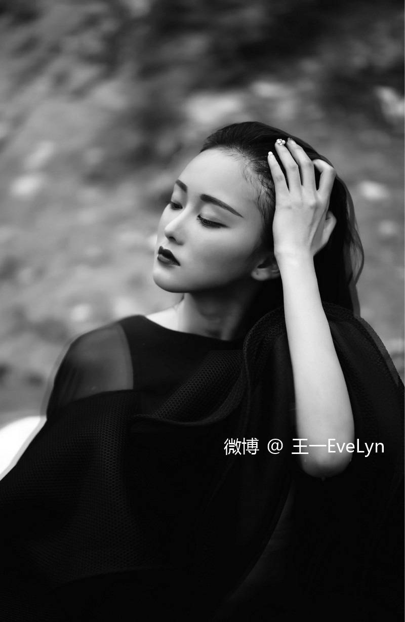 真不敢相信 王一EveLyn居然是能玩转高冷和慈善的妹纸
